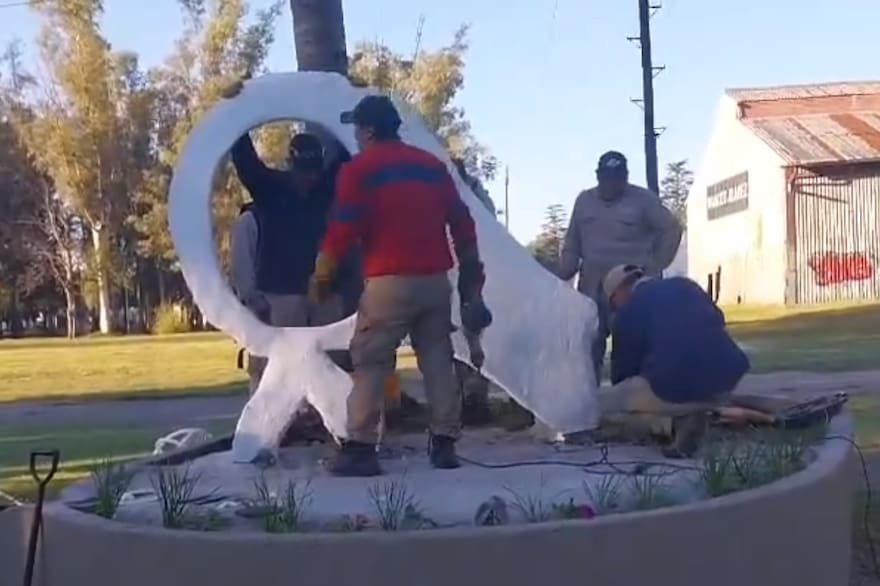 Majorel ordenó remover un monumento en homenaje a Madres de Plaza de Mayo