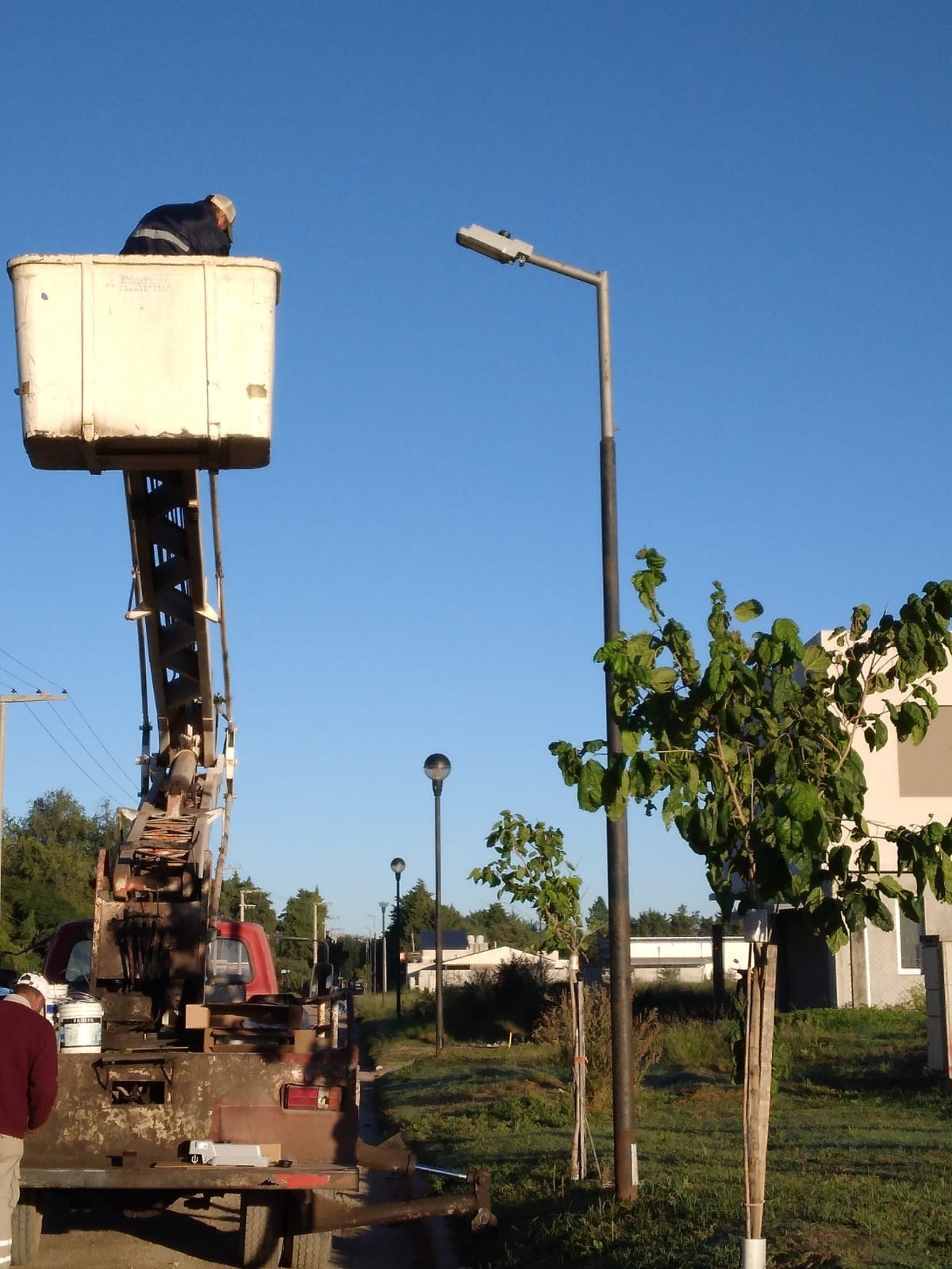 La municipalidad está realizando trabajos de mantenimiento y reposición de luminarias en varios puntos estratégicos que incluyen: Pasaje Suizo y Laprida, Sáenz Peña y Tucumán, barrio El Panal y Patio Alberdi