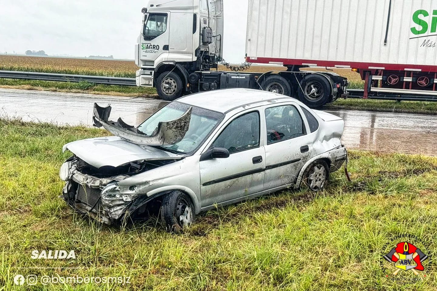 Accidente en el kilómetro 426 de la autopista con un auto que pierde el control y colisiona con un guardarraíl
