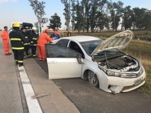 Vuelco de automóvil en la autopista Rosario-Córdoba