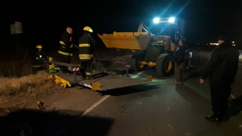 Tortugas: cayó implemento agrícola de un camión en la ruta 9