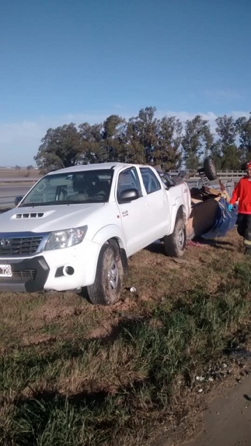 Gral Roca: volcó una camioneta con acoplado en autopista