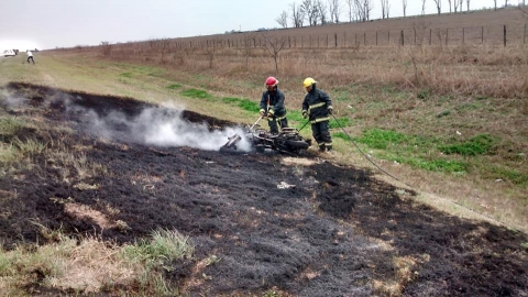 Gral Roca: un joven cayó de su moto, se incendió bomberos trabajó para apagar el incendio de la banquina