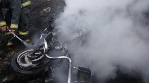 Gral Roca: un joven cayó de su moto, se incendió bomberos trabajó para apagar el incendio de la banquina