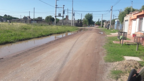 Vecino reclama estancamiento de agua en las calles del barrio Villa Argentina


