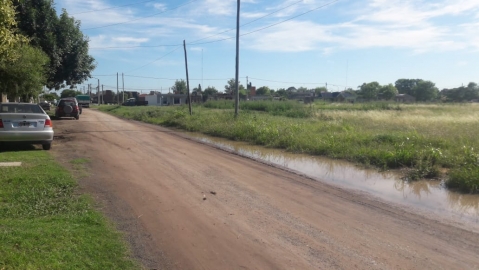 Vecino reclama estancamiento de agua en las calles del barrio Villa Argentina


