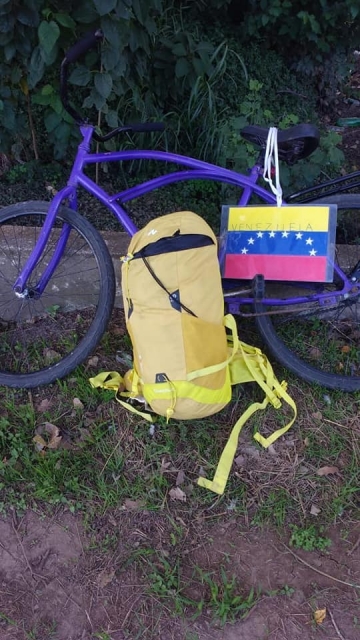 Un joven venezolano se fue de su país desde diciembre, recorrió 7000 km en bici y ahora se encuentra en Marcos Juárez 

