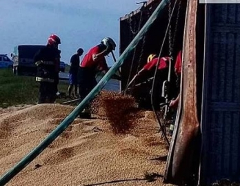 Marcos Juárez: volcó un camión que transportaba cereal