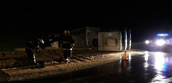 Gral Roca: camionero volcó en autopista, la carga quedó sobre la carpeta asfaltica