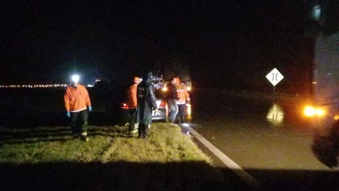 Gral Roca: camionero volcó en autopista, la carga quedó sobre la carpeta asfaltica