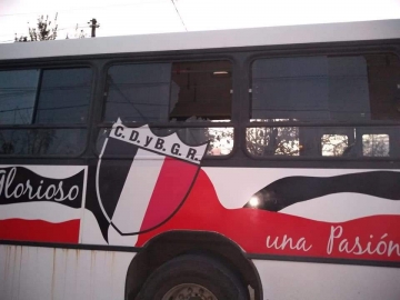 Apedrearon el ómnibus del Centro Deportivo Roca en Ordoñez