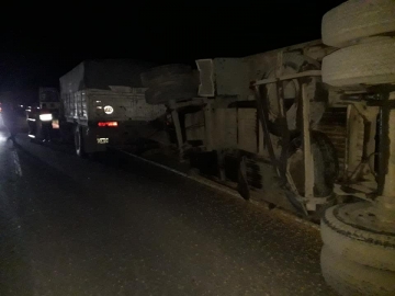 Gral Roca: vuelco de un camión, transito interrumpido sobre ruta 9 