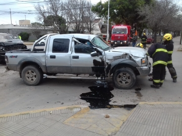 Marcos Juárez: accidente entre dos camionetas en Av Alem a metros de ruta 9