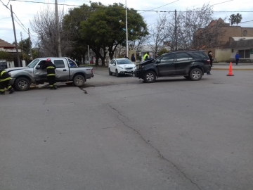 Marcos Juárez: accidente entre dos camionetas en Av Alem a metros de ruta 9