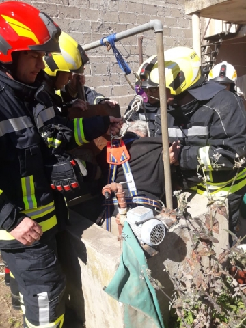 Leones: bomberos rescató a un abuelo que cayó a un aljibe