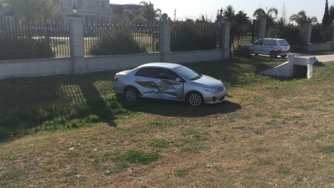 Accidente entre dos vehículos a metros del mástil en el ingreso a Leones
