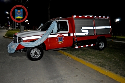 Leones: bomberos presentó nueva unidad bajo el nombre de Carlos 