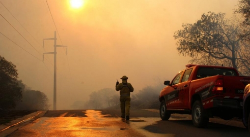 Bomberos marcosjuarenses combaten el incendio forestal de las Sierras

