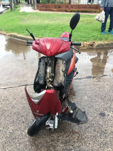 Leones: una mujer fue trasladada al hospital tras chocar en moto