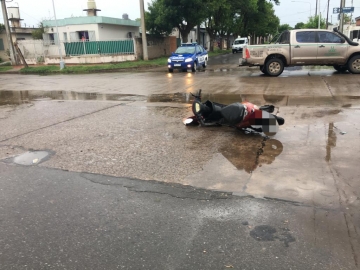 Leones: una mujer fue trasladada al hospital tras chocar en moto