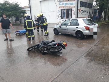Leones: motociclista sufrió lesiones en piernas al chocar con un automóvil 

