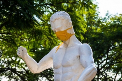 Las Parejas: desde hoy estatuas, próceres y bustos lucen tapa bocas 