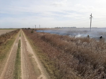 Leones: incendio de pastizales a la orilla de la vías del ferrocarril