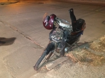 Motociclista trasladado al hospital por chocar con un auto 