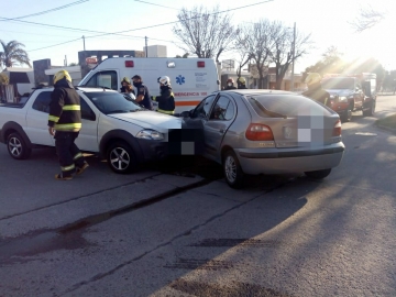 Dos mujeres trasladadas al hospital por choque entre autos