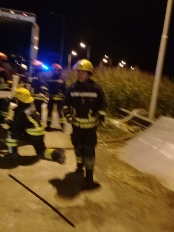 16 bomberos trabajaron para recuperar la carga de un camión