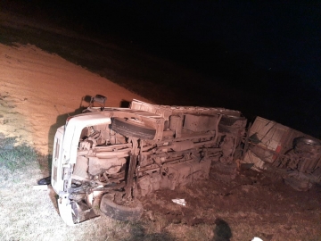 Camionero con politraumatismos al volcar en autopista Córdoba-Rosario

