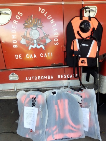 Asociación de Productores Rurales Marcos Juárez donó 4 mochilas de agua para incendios forestales a bomberos correntinos