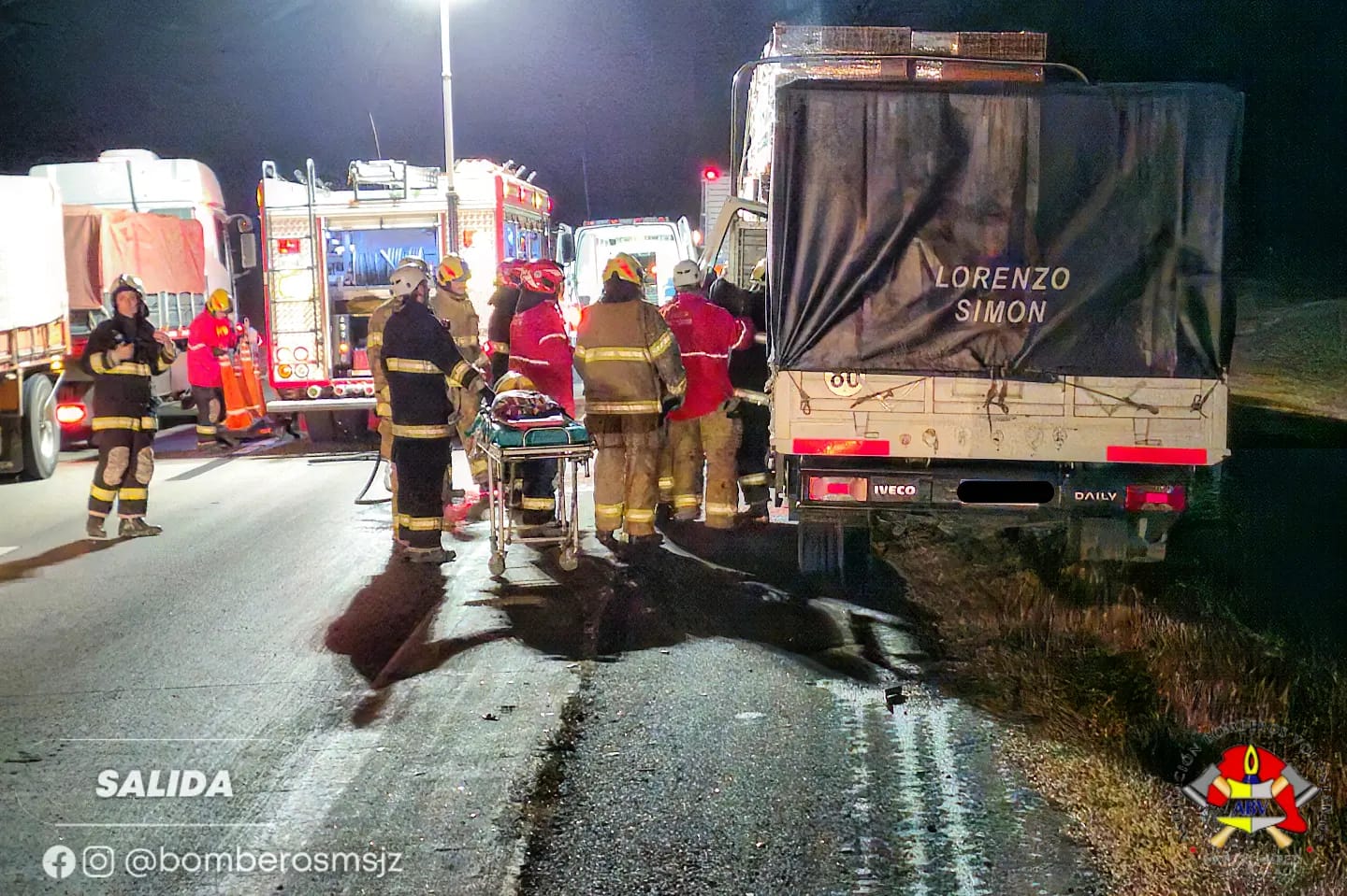 Conductor atrapado en la cabina fue rescatado por Bomberos tras la colisión entre dos camiones