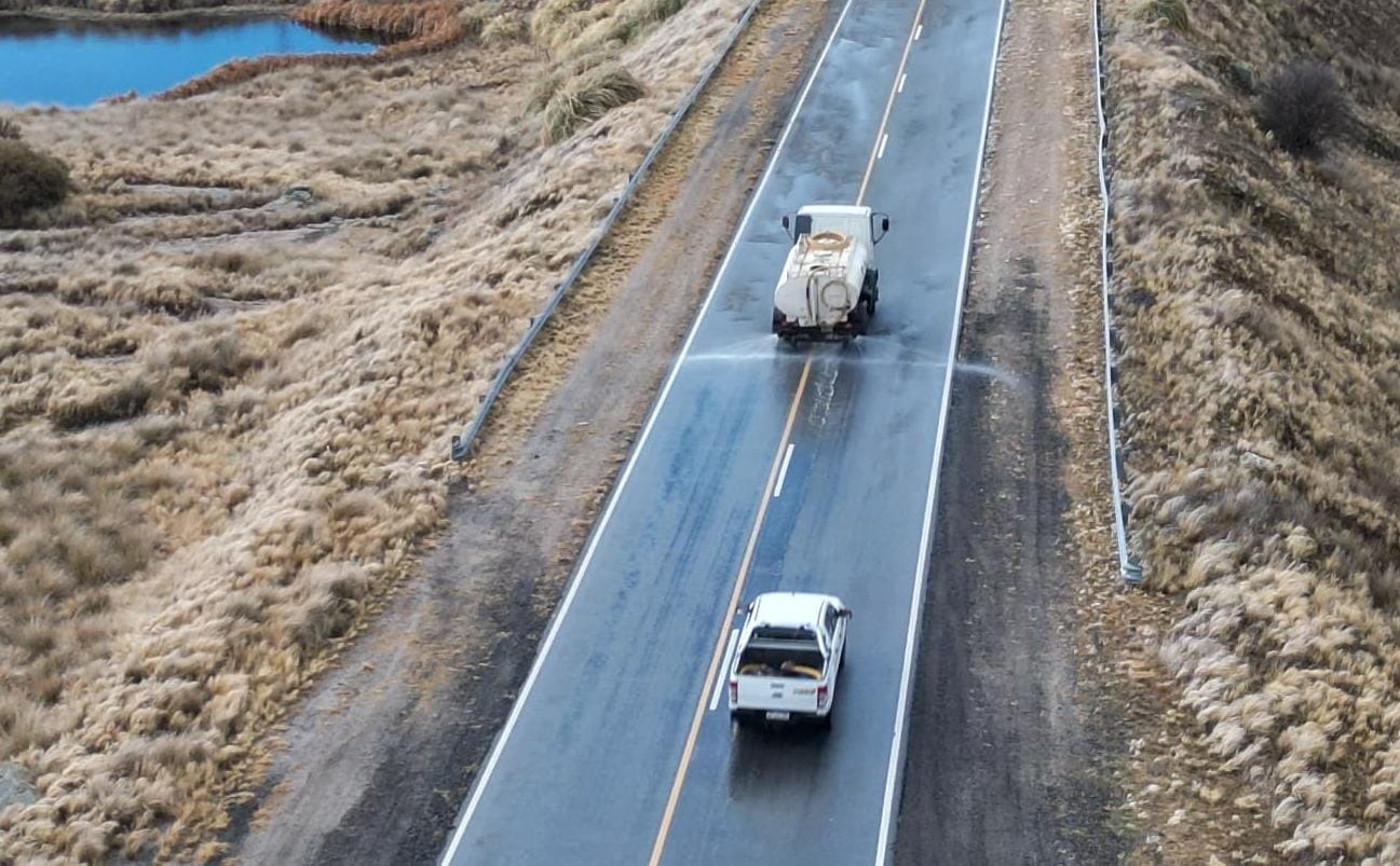 La Provincia lleva adelante un operativo inédito para reducir la formación de hielo en el camino a las Altas Cumbres