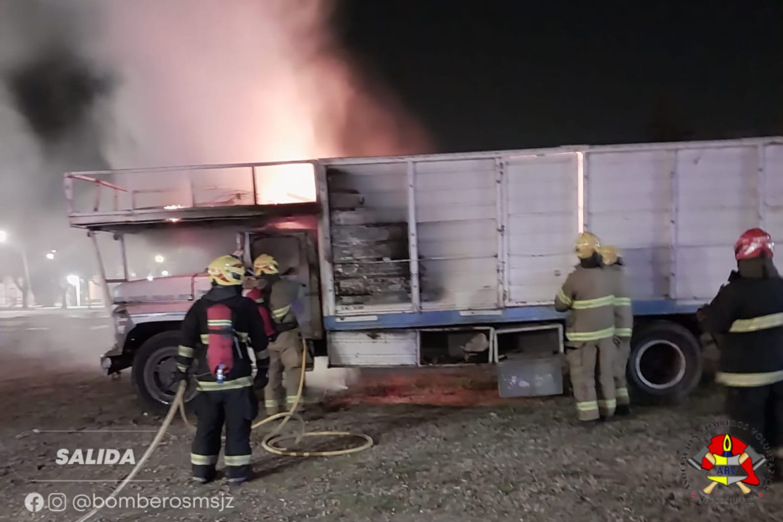 Salida por un  incendio en un camión ubicado en Juan B. Justo y Uruguay