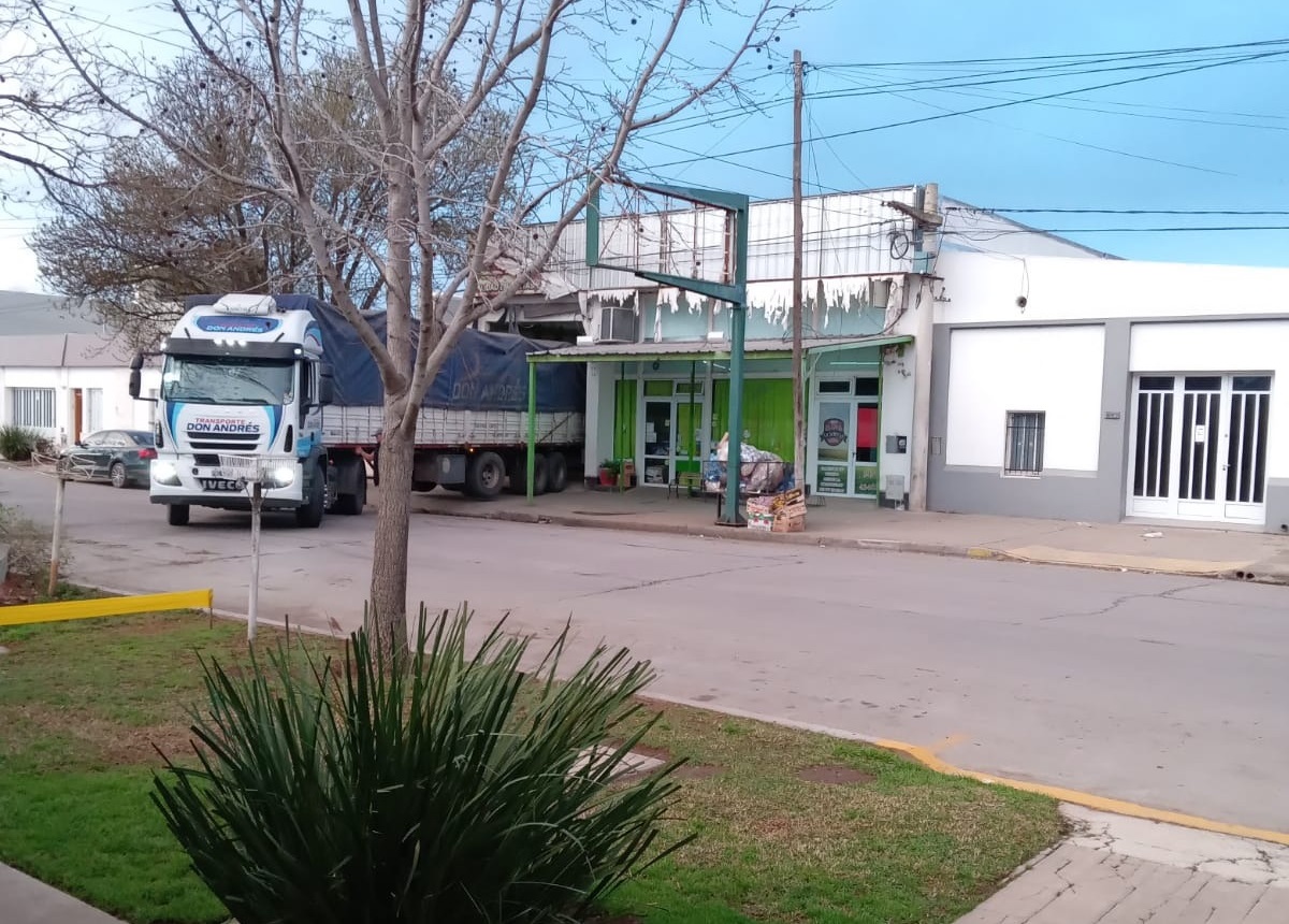 Vecinos de Avellaneda al 600 protestan por los daños que ocasiona la operatoria de un abasto de frutas y verduras