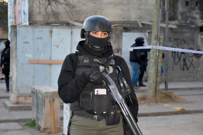 Tres detenidos en Villa Maria por comercializar cocaína y marihuana en una plaza del barrio Los Olmos