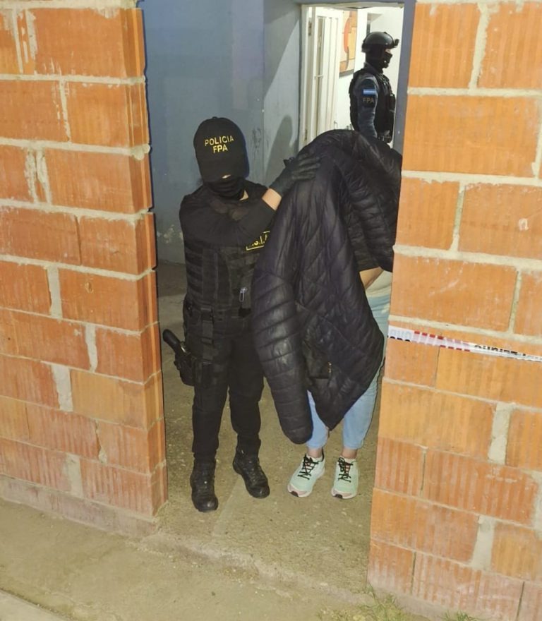 General Roca: Madre detenida por utilizar a su hijo menor para la venta de cocaína