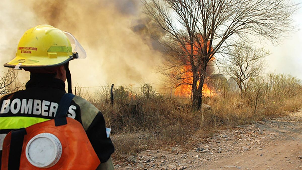 Incendios en Córdoba: imputaron a un hombre por agredir a bomberos