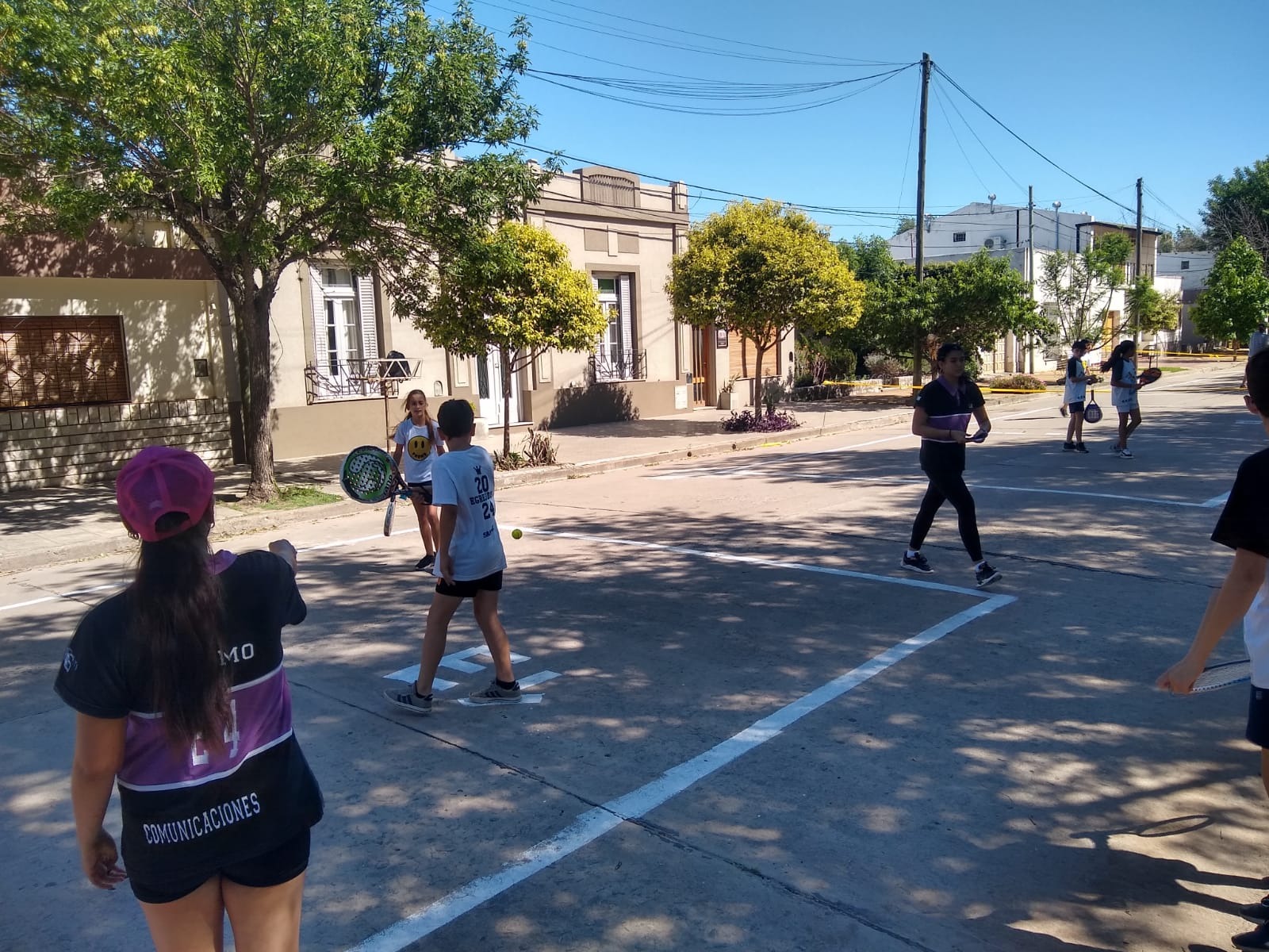 Tenis callejero en Marcos Juárez con alumnos de los 6° grado