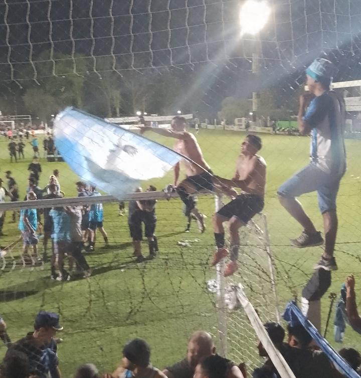 Disturbios tras la final de la Liga Bellvillense: hinchas invaden el campo y causan incidentes