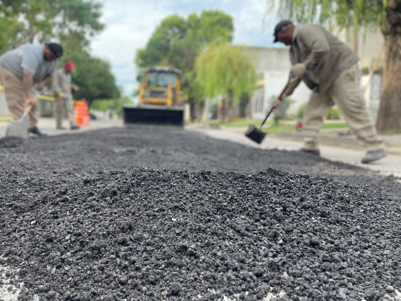 Primer bacheo con asfalto en frío en calle Azcuénaga de Marcos Juárez