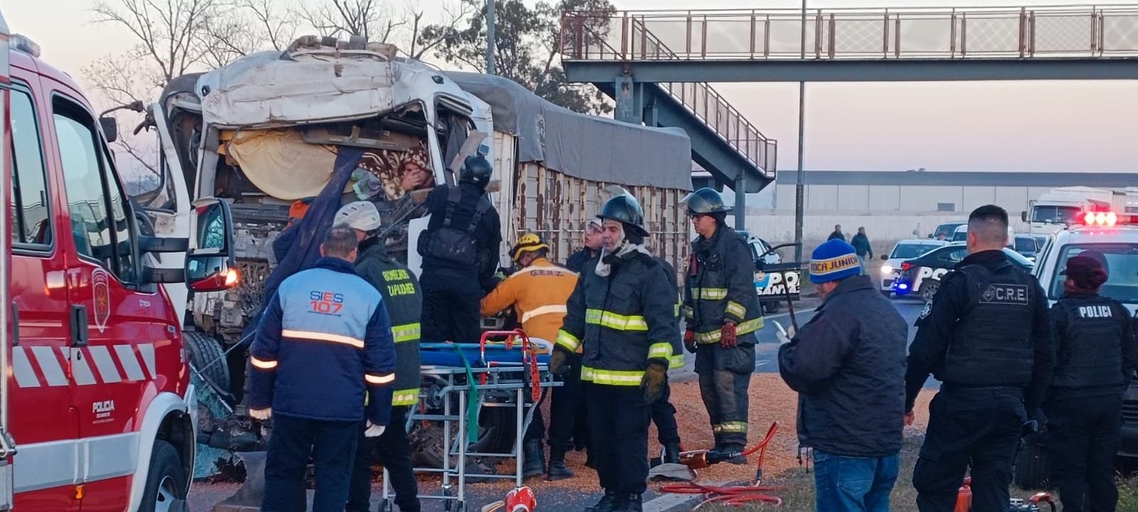 Choque de camiones en la autopista a Córdoba: rescate dramático y traslado en helicóptero al Heca rosarino