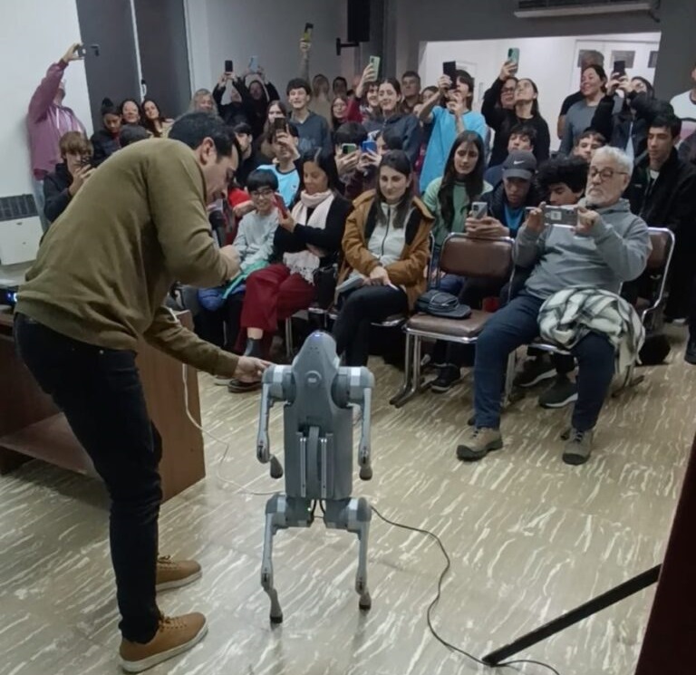 Impacto tecnológico en el Concejo: robots cuadrúpedos cautivaron en un taller de Inteligencia Artificial