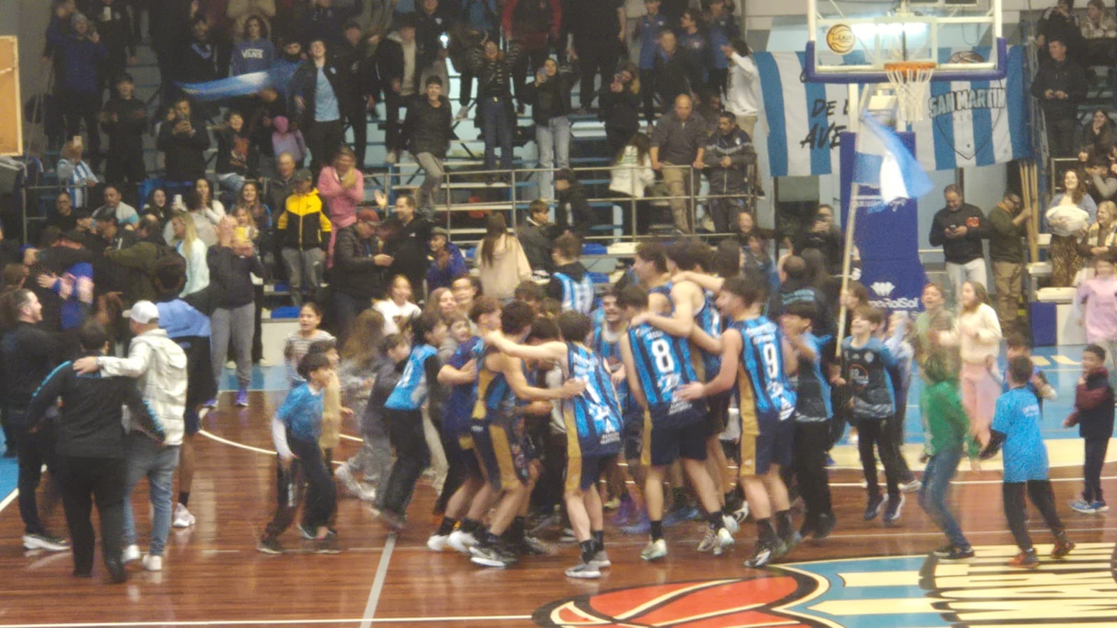 Con el aliento de todo el pueblo albiceleste, San Martín avanzó y despidió a Gimnasia