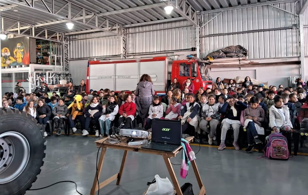 Alumnos de 4º grado participaron del cierre del programa “Mini Agente Vial” en el Cuartel de Bomberos