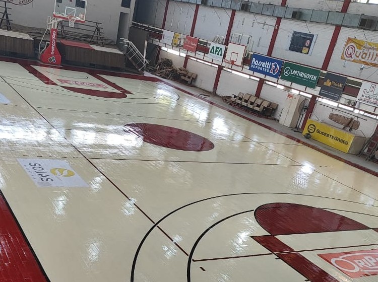 Argentino reacondicionó su cancha de básquet con miras al inicio del Torneo Federal
