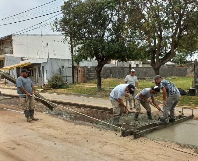 La Secretaría de Servicios Urbanísticos informa que están hormigonando la calzada en Pedro Lino Funes entre Avellaneda y Santa Fe