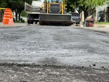 Primer bacheo con asfalto en frío en calle Azcuénaga de Marcos Juárez