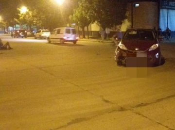Menor con quebradura de tibia y peroné tras chocar con un auto

